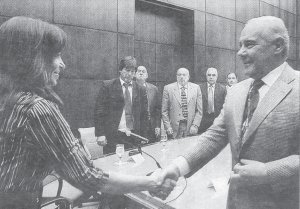 Cristina dndole la mano al burcrata Juan Jos Zanola