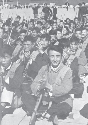 Milicianos en Pekn recibiendo instrucciones. Plaza Tian An Men