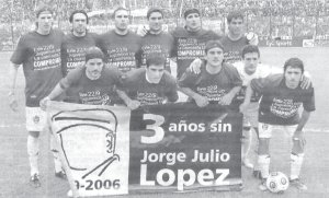 El reclamo de justicia a 3 aos de la desaparicin de Julio Lpez se hizo sentir en las canchas de ftbol. Los jugadores de Gimnasia y Esgrima de La Plata mostraron esta bandera en el partido que jugaron el pasado sbado. El da anterior, se haban protagonizado marchas en La Plata, a Plaza de Mayo en Capital y en el interior. Conductas opuestas a la impunidad que mantiene el gobierno nacional ante el caso.