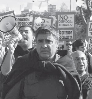 Ramn Bogado, dirigente de la comisin interna, en la marcha frente a la embajada de Estados Unidos