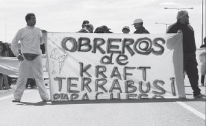 Obreros de Terrabusi en uno de los cortes