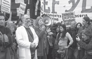 La diputada Olivero hablando frente a la UIA en Capital en el corte solidario con la lucha de Terrabusi. 25/09/09