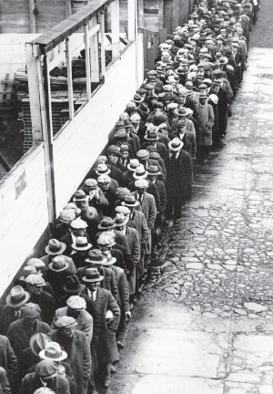 Cola para recibir comida gratuita otorgada por la municipalidad de Nueva York, EE.UU.