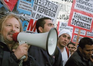 El dirigente ferroviario y de Izquierda Socialista, Rubn Pollo Sobrero, solidarizandose