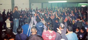Ferroviarios del Sarmiento votando en asamblea