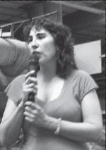 Anglica Lagunas de Izquierda Socialista haciendo uso de la palabra en el encuentro