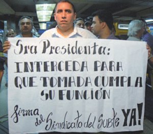 Trabajador es del Subte reclamando la inscripcin del nuevo sindicato