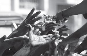 Muchas manos en busca de un sachet de agua