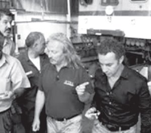 Majul junto a Sobrero recorriendo los talleres