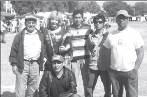 Walter Molinedo (dirigente alteo, izquierda), Liliana Olivero, y parte de la delegacin de La Protesta