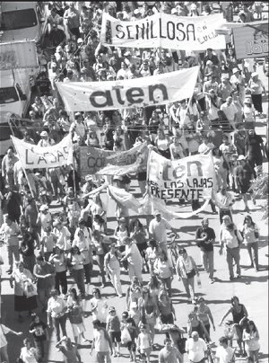 Los docentes neuquinos movilizndose por sus reclamos