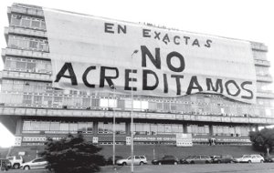 Bandera contra la privatizacin. El decano kirchnerista mand a quitarla