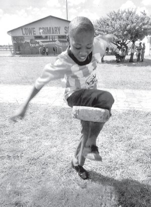  Poblacin: 49.052.489 habitantes<br /> 79% son de raza negra<br /> 20 millones viven con menos de 2 dlares diarios<br /> 12% tiene Sida<br /> Pobreza: 50%<br /> Desempleo: 30%<br /> Expectativa de vida: 48,9 aos