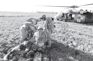 Soldados yanqui junto al cuerpo de un herido de las tropas invasoras