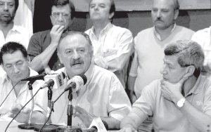 Hugo Yasky hablando mientras De Gennaro lo observa. Ninguno son alternativa