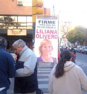 La diputada Olivero junto a militantes de Izquierda Socialista recolectando firmas para mantener nuestra legalidad