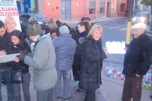 La diputada Olivero junto a militantes de Izquierda Socialista recolectando firmas para mantener nuestra legalidad