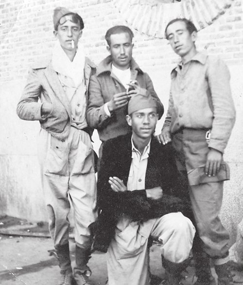 Miguel Hern�ndez (abajo) junto a milicianos republicanos