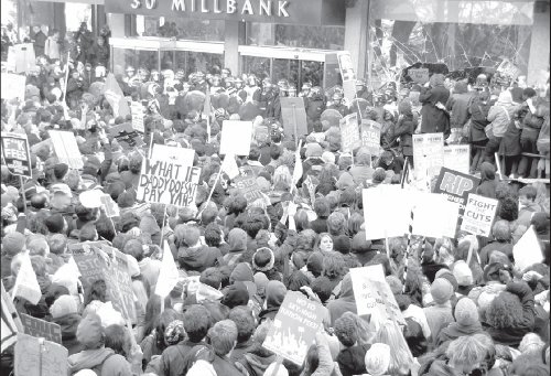 Miles de estudiantes toman la sede del Partido Conservador