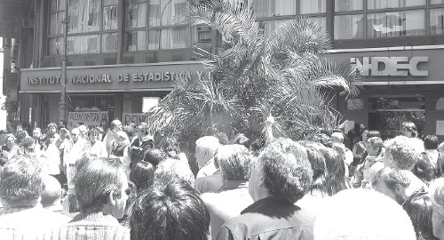 Vista de uno de los tantos abrazos al INDEC