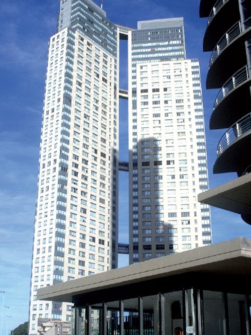 José Pedraza declaró ante la justicia que gana 25.000 pesos por mes. Aunque  es una burda mentira, es mucho más que lo que gana cualquier trabajador ferroviario, ¿no? Supongamos que sea cierto y ese sea su ingreso, ¿de dónde sacó la plata para comprar un piso en Puerto Madero valuado en un millón de dólares, como parte de otras mansiones que tiene este millonario y mentiroso?