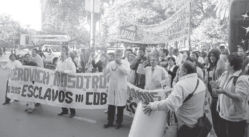 Esta semana paran los profesionales de la salud en casi todo el pas (Fesprosa), includos los 77 hospitales de provincia de Buenos Aires. En Santa F lo hacen por 24, 48 y 72 horas por un bsico de $ 5.000. En esa provincia paran tambin docentes universitarios reclamando un bsico de $5.500