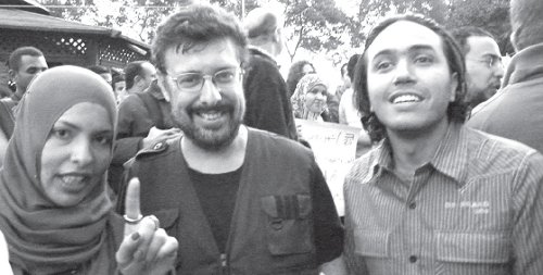 Jos Castillo (centro) en una movilizacin en la Plaza Tahrir junto a dos dirigentes estudiantiles del Movimiento 6 de Abril