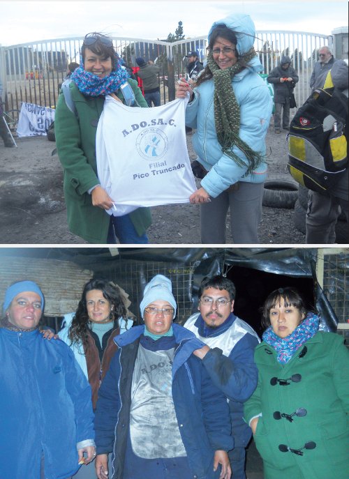 Arriba: Nuestras compaeras Olga y Silvia de Docentes en Marcha acompaando un corte en Pico Truncado. Abajo: Olga y Silvia con Soledad Vitta (Secretaria General ADOSAC Pico Truncado, izquierda) junto a docentes en el piquete de esa ciudad