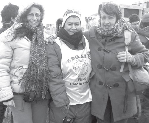 Nuestras compaeras Olga Ortigoza y Silvia Fernndez en el piquete de Caleta Olivia