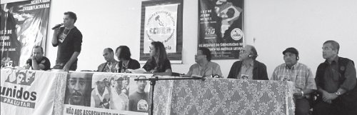 Wellington Cabral (UNIDOS) dando al bienvenida. A su derecha: Marcos Suarez (FOS-UNIDOS). A su izquierda: huelguista de los bomberos; Neide Solimoes y Rosi Messias (UNIDOS); Miguel Hernndez (Venezuela); Edgardo Reynoso (Argentina); Alvaro Saumeth (Asoc. Distrital Educadores Bogot y Federacin Colombiana de Educadores) y Karl Kosaro (Alemania)