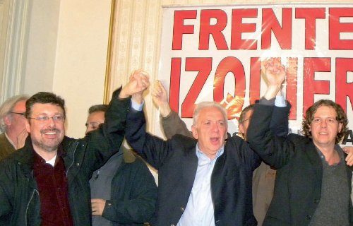 Jos Castillo, Jorge Altamira y Christian Castillo junto a otros candidatos, festejando en el momento que se confirmaba que el Frente venca el intento de proscripcin. Abajo, la militancia acompaando.