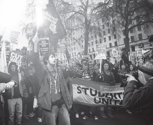 En los carteles, los jvenes ingleses expresan sus principales reclamos: Salvar el plan de becas para estudio, Alto al arancelamiento y los recortes y Lo que se hace en el parlamento se deshace en las calles.