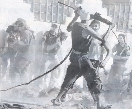 Los rebeldes, con armas precarias, fueron los que enfrentaron desde el comienzo al dictador Kadafi