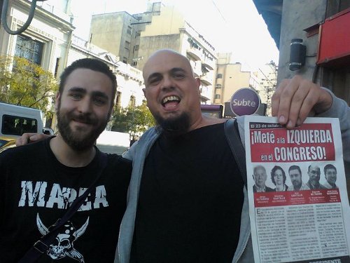 Marchetti mostrando un volante de campaña