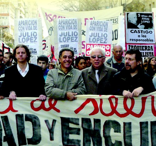 Los candidatos del Frente de Izquierda en la marcha por Julio L�pez