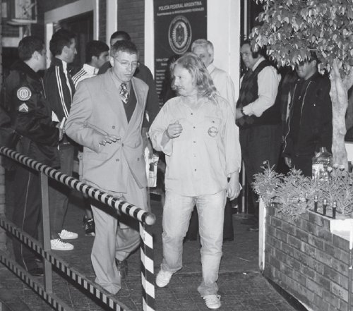 Giordano acompaa a Sobrero al momento de recuperar su libertad.