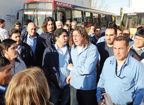 Trabajadores de la 60 denunciando a las patotas