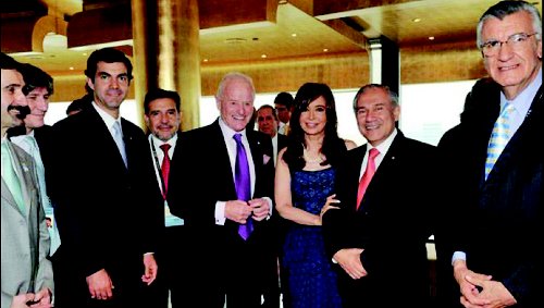 Cristina Kirchner junto al due�o de la Barrick, Peter Munk. A la izquierda el gobernador de La Rioja Beder Herrera, y a la derecha, en primer plano, Giogia de San Juan.