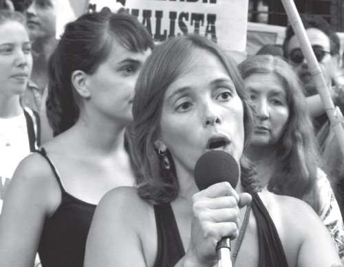Carolina hablando en la marcha en Capital