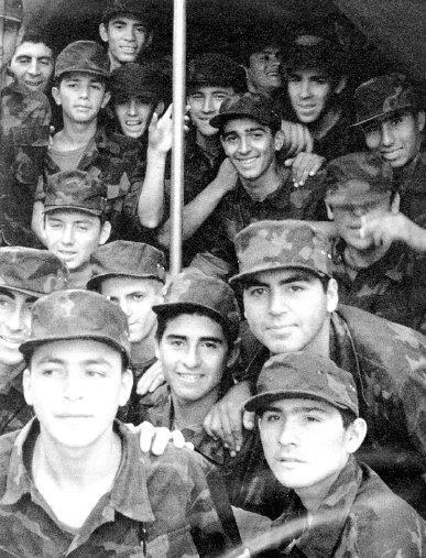 El heroismo de los soldados contrast con la traicin de sus jefes, los primeros rendirse, como Astiz en la Georgias sin tirar un tiro