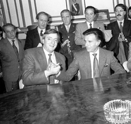 Nstor Kirchner con Menem. El santacruceo junto a Cristina enviaron desde Santa Cruz en el avin de la gobernacin al entonces diputado Flores, con la pierna enyesada, para que votara a favor del proyecto de ley en el Congreso