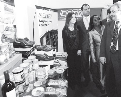 Moreno y la comitiva presidencial promocionando productos argentinos.