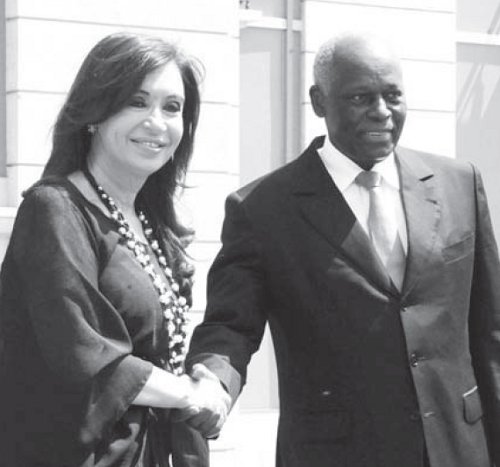 Cristina con el dictador Dos Santos.