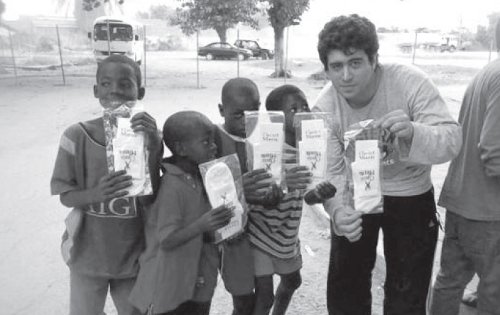 El gobierno reparti medias con Clarn miente entre los chicos pobres.