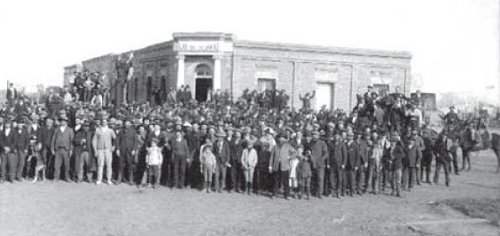 Con su lucha, los pequeos campesinos le torcieron el brazo a los terratenientes y al gobierno