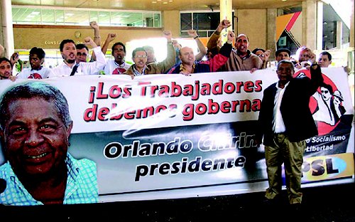Orlando Chirino junto a dirigentes del PSL y distintos luchadores al inscribir su candidatura obrera y socialista en los plazos fijados por el Consejo Nacional Electoral. De esta manera, la clase obrera venezolana tiene una alternativa electoral que combatir� al chavismo y a la derecha, dos opciones patronales.