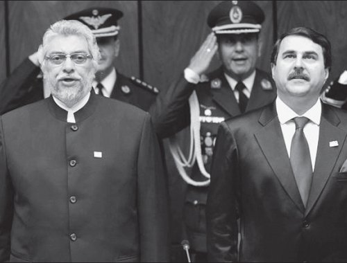 Lugo, (izquierda) asumiendo la presidencia aos atrs. A su lado Federico Franco, su vice, quien recientemente lo acaba de destituir