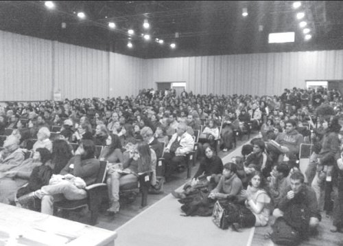 Vista del acto encabezado por los cesanteados. Los docentes universitarios est�n desarrollando un plan de lucha contra los 650 despidos y requieren el apoyo estudiantil