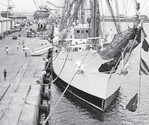 Ante el embargo de la fragata el gobierno debera embargar ya mismo todos los intereses yanquis en el pas