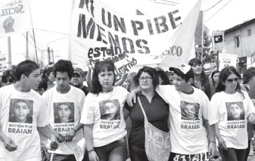 Marcha reclamando justicia para Brian